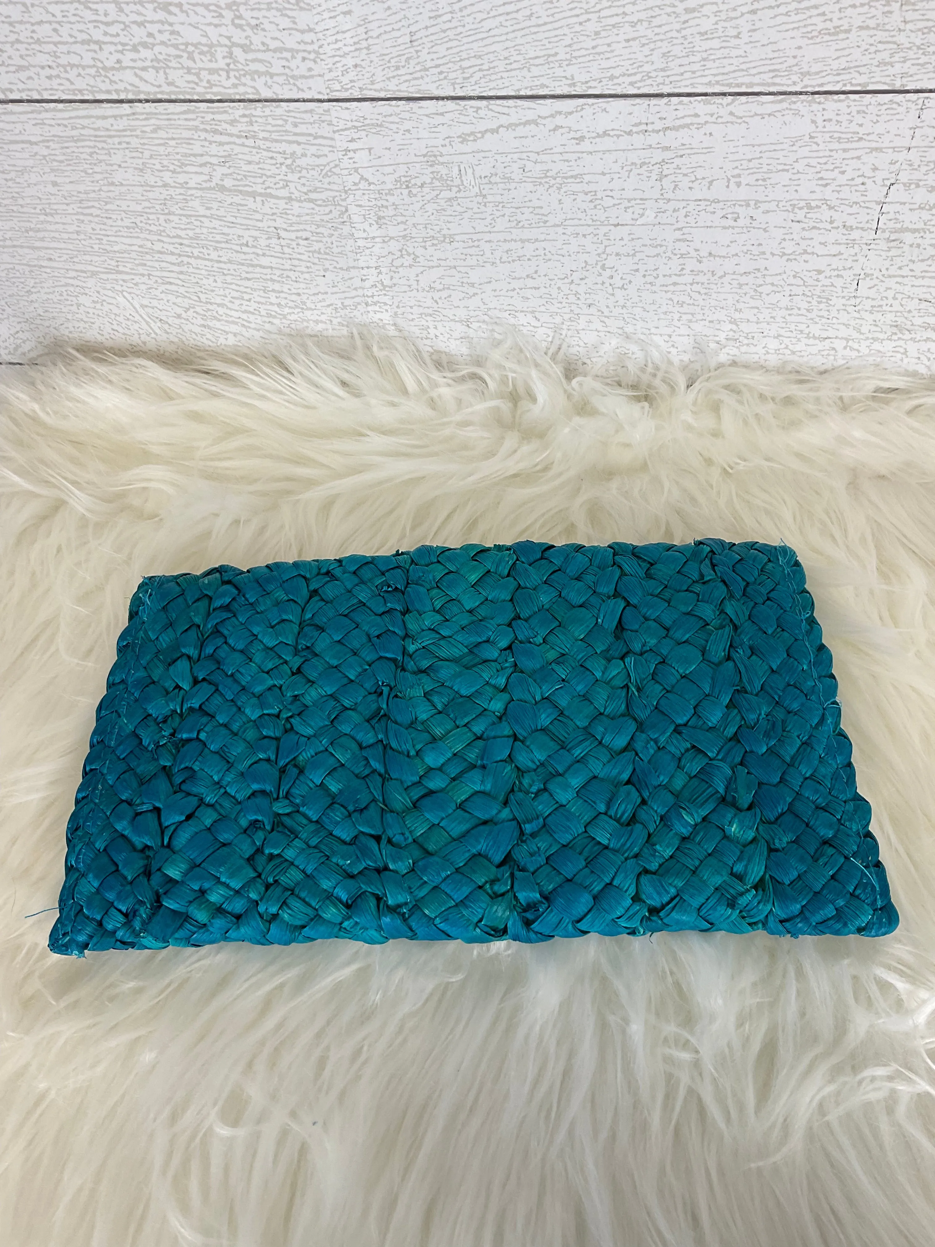 Clutch By Clothes Mentor  Size: Medium
