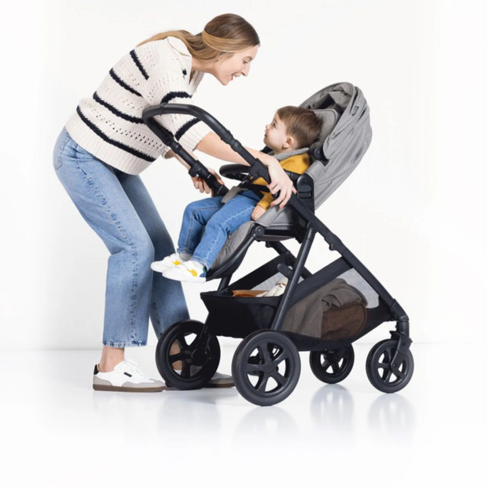 Graco Near2Me DLX Trio (Pushchair, Carrycot, Snuglite & Snugturn) in Ash/Black