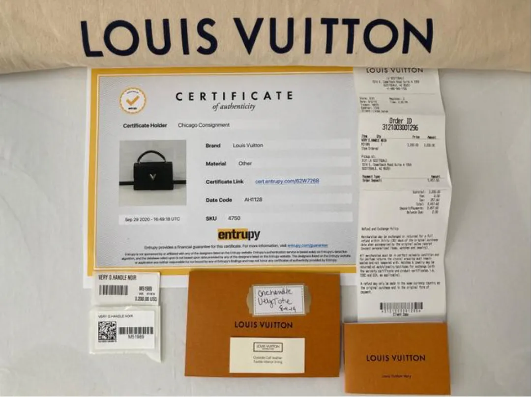 Louis Vuitton Cuir Plume and Cuir Ecume Leather Very One Handle in Noir