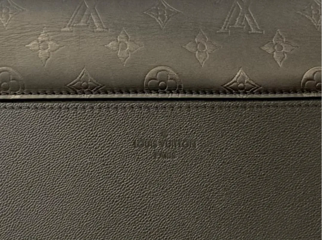Louis Vuitton Cuir Plume and Cuir Ecume Leather Very One Handle in Noir