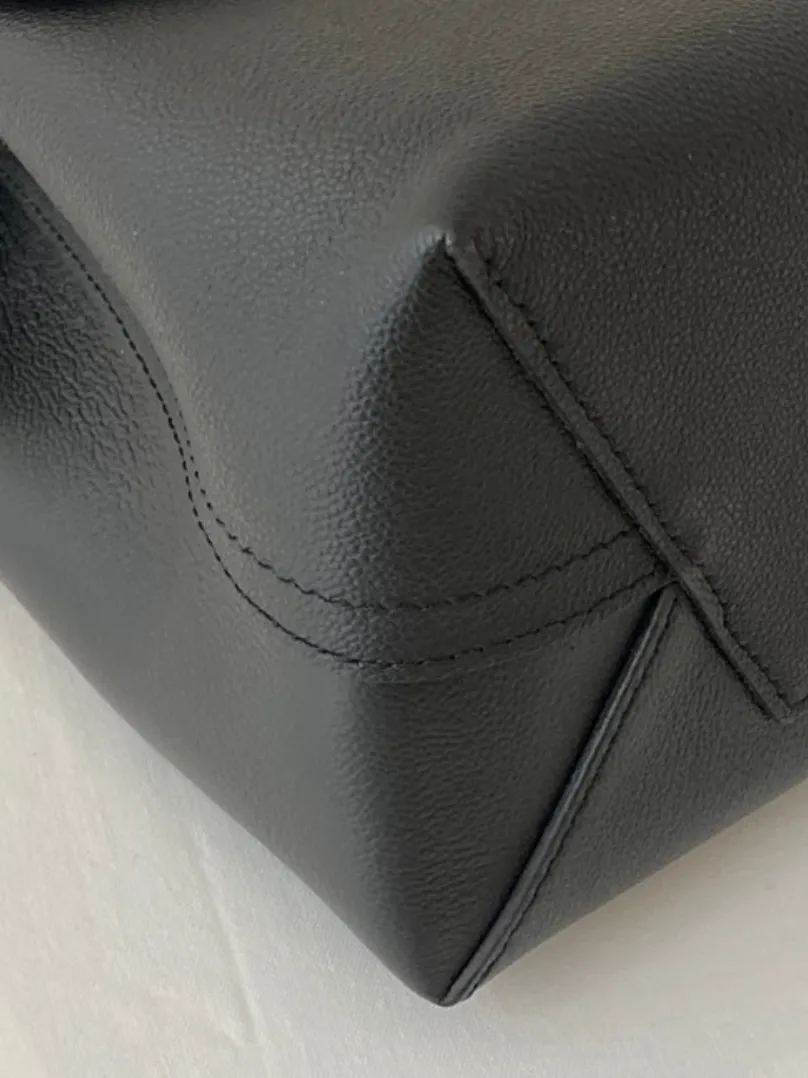 Louis Vuitton Cuir Plume and Cuir Ecume Leather Very One Handle in Noir
